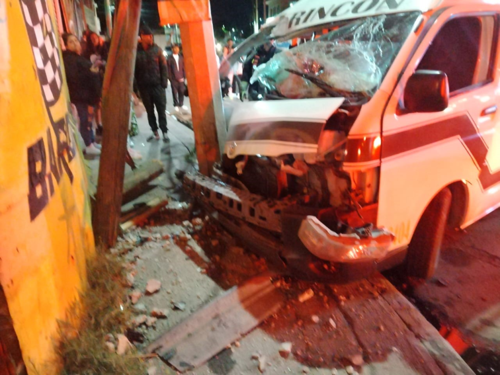 Combi se estrella contra dos postes en Tercer Anillo