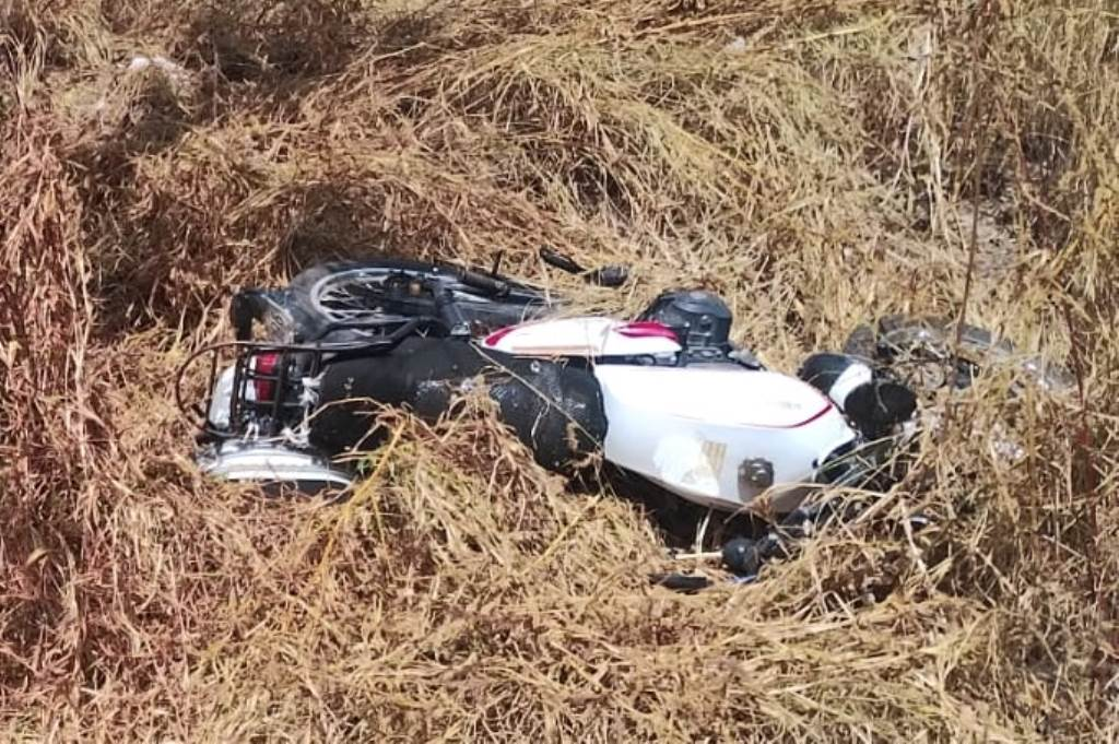 Encuentran a motociclista sin vida a un costado de la carretera en San Francisco de los Romo
