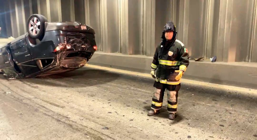 Vuelca camioneta en paso a desnivel del Bulevar a Zacatecas