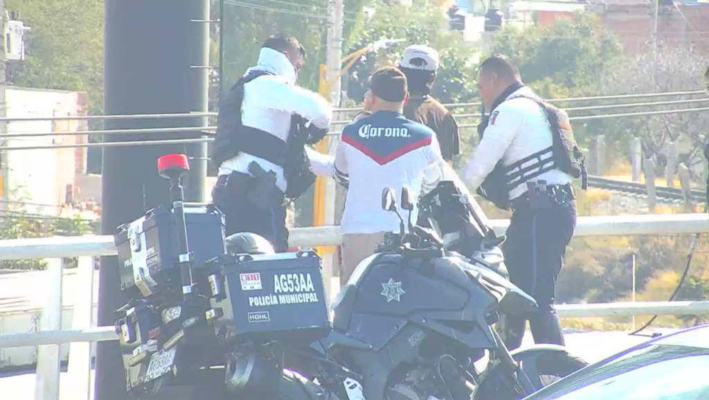 Policías Municipales y ciudadanos evitan suicidio de una mujer Ojo de Agua