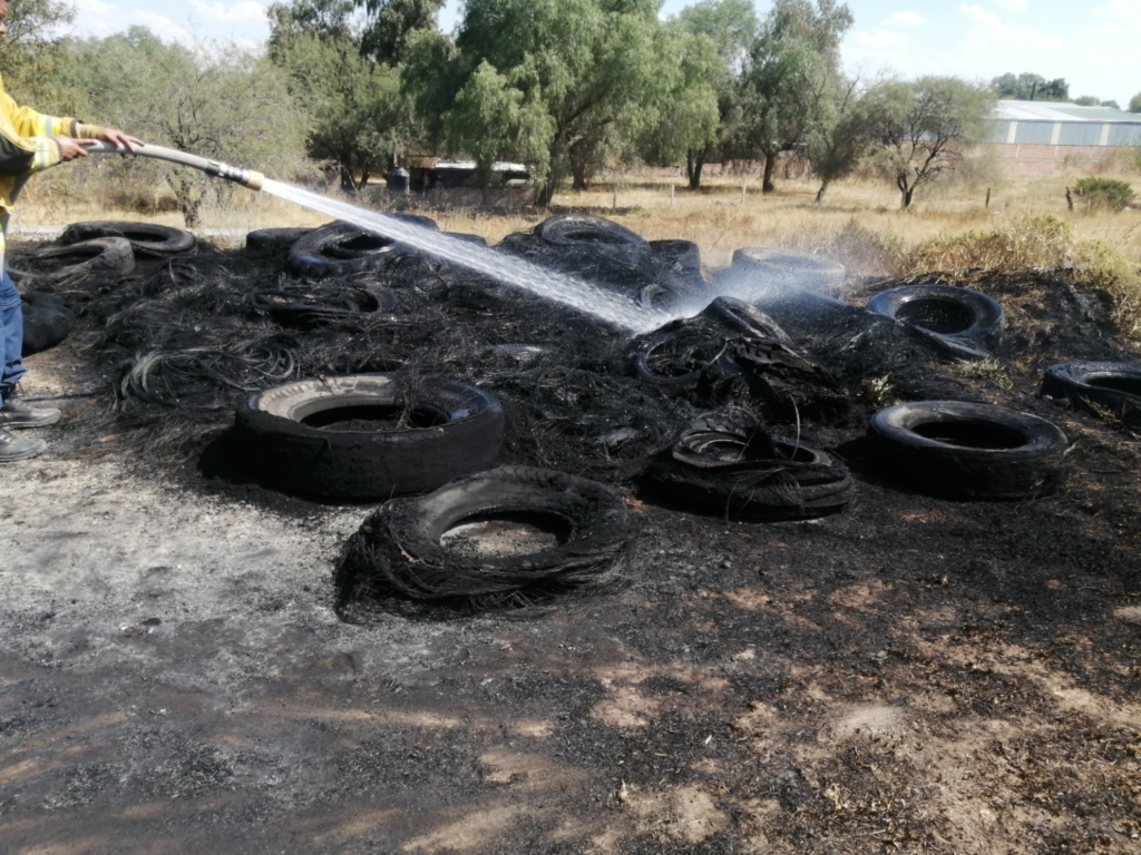 Bomberos de Jesús María sofocan incendio de llantas en El Refugio