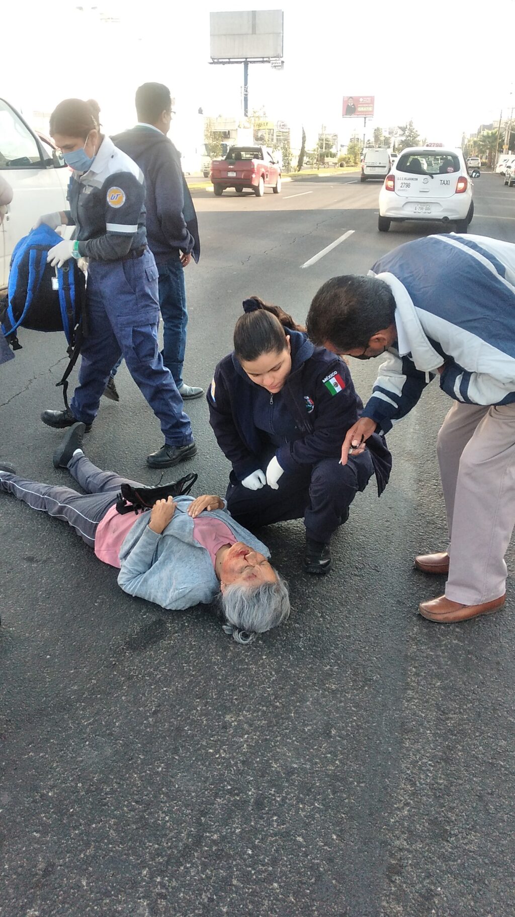 Mujer fue atropellada por una camioneta en primer anillo y Universidad y sufrió lesiones graves