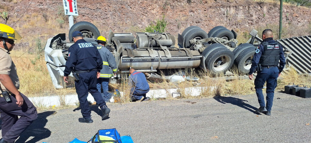 Chofer de tráiler murió tras volcadura en Calvillo