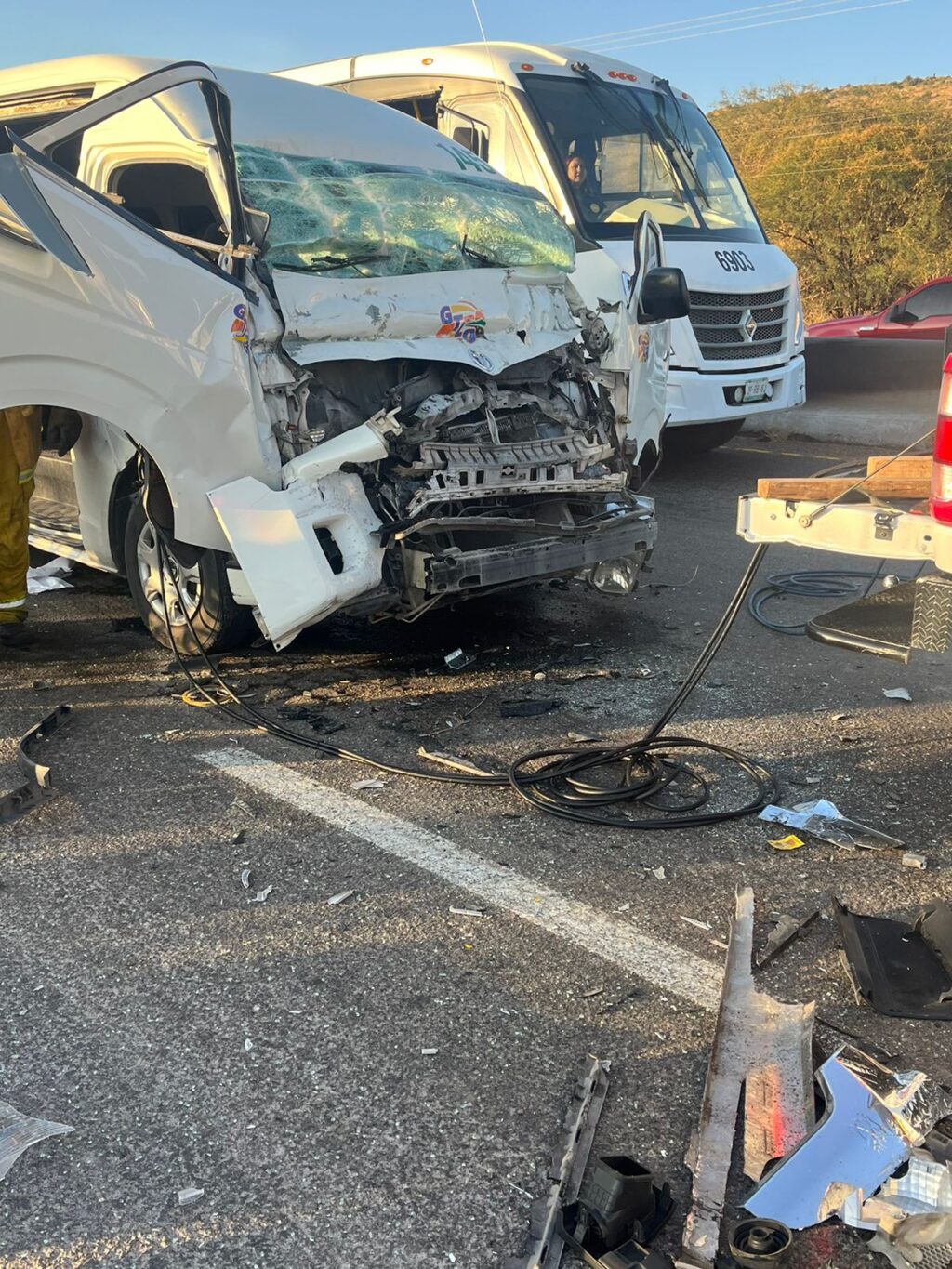 Cinco hombres lesionados tras fuerte choque entre un tráiler y una combi en Cosío