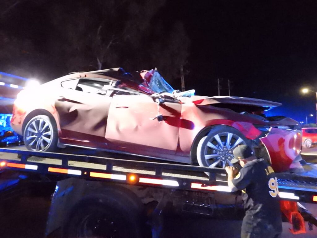 Auto se metió debajo de la caja de un tráiler en la carretera estatal 42 y un joven sufrió lesiones graves