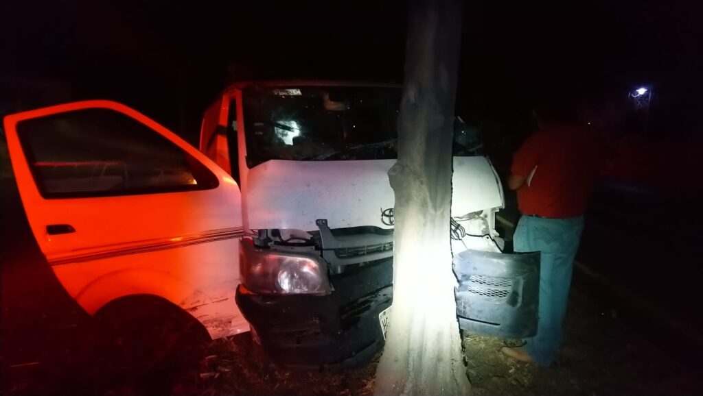 Cinco lesionados dejó fuerte choque entre un automóvil y una camioneta en Calvillo