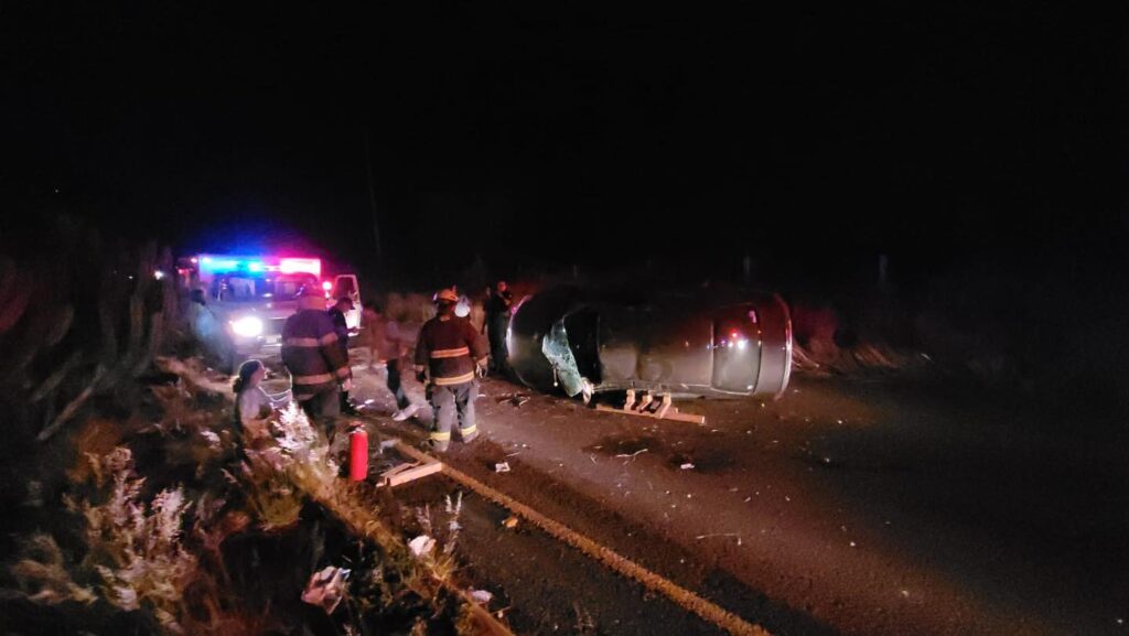 Dos personas lesionadas, una grave, tras volcadura de un automóvil en Calvillo