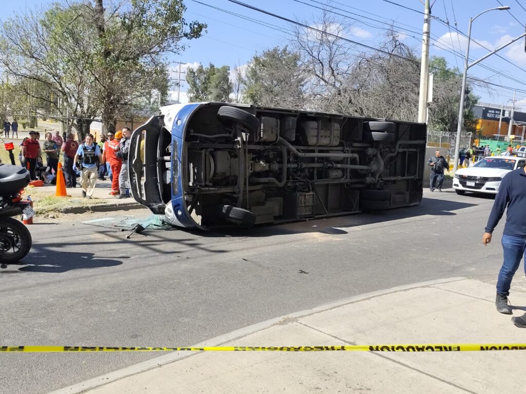 Volcadura de un camión urbano YoVoy dejó 36 pasajeros lesionados