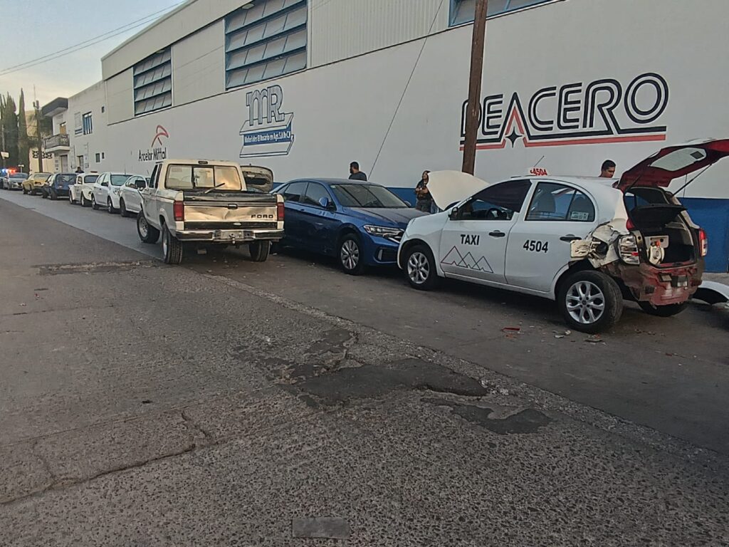 Ebrio chofer de una camioneta provocó una carambola contra tres vehículos estacionados