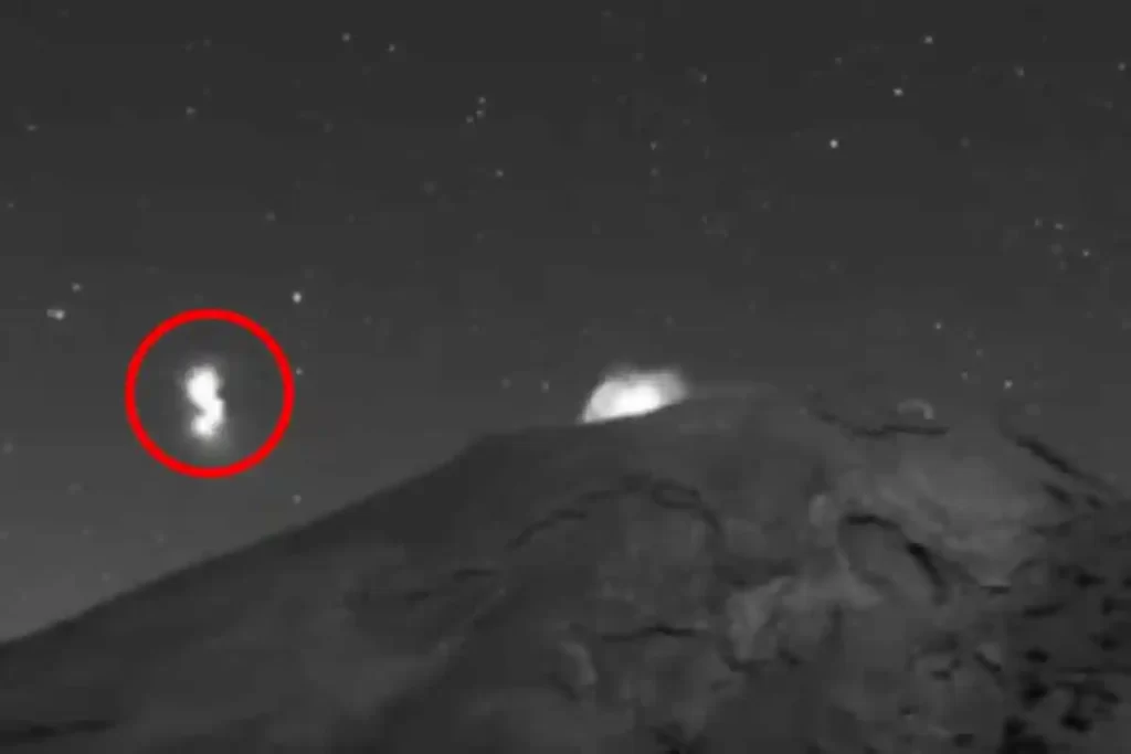 Captan una luz sobre el volcán Popocatépetl