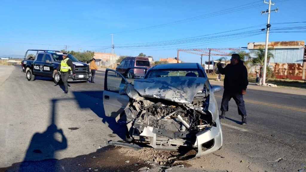 Fuerte choque entre dos autos en la carretera 70 Oriente dejó cuatro lesionados