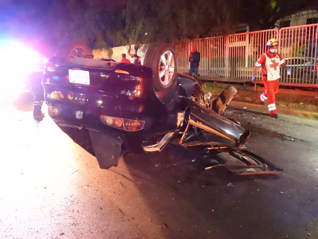 Joven automovilista protagonizó choque-volcadura en el Del Valle y resultó lesionado de consideración