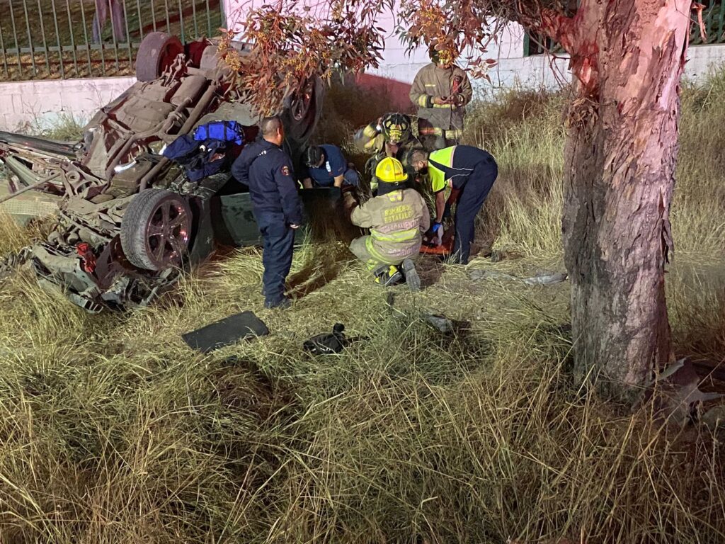 Grave adulto mayor que volcó su auto en la 45 Norte y quedó prensado en la cabina