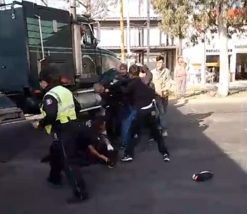 Detienen a ocho personas por agredir a elementos de la policía vial