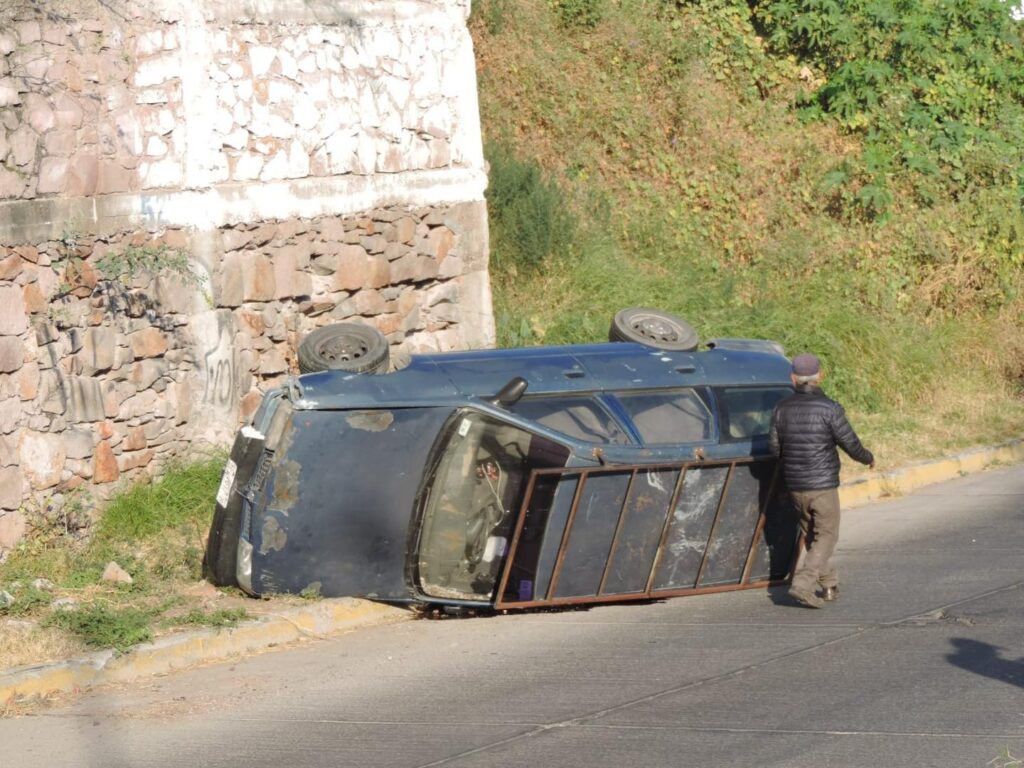 Dos aparatosas volcaduras dejan daños materiales