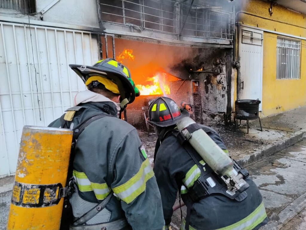 Incendio en una fábrica de botanas deja daños materiales