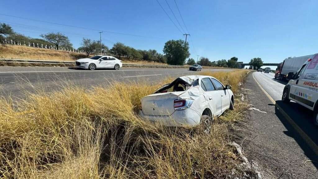 Fuerte volcadura en la 45 norte; el conductor resultó lesionado