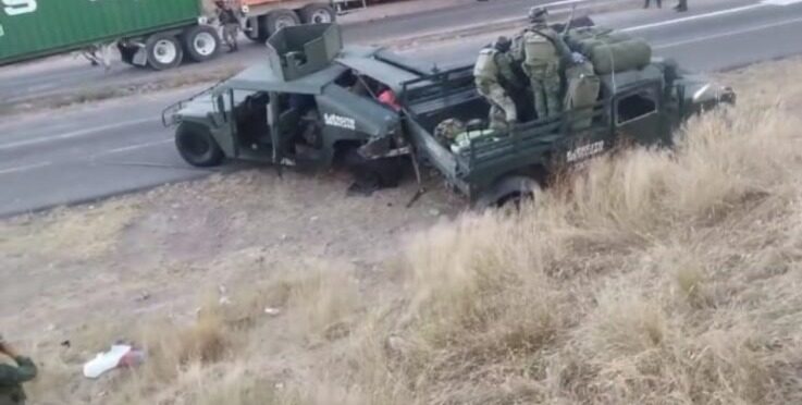 Tráiler se queda sin frenos y choca contra camioneta del Ejército