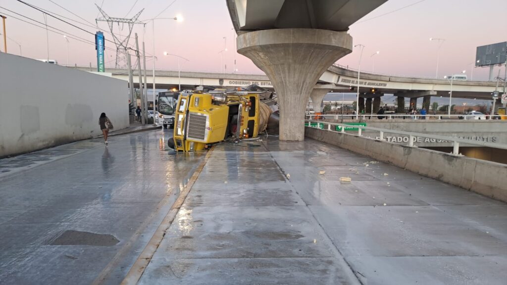 Volcadura de tráiler en Salida a Zacatecas genera pérdidas de más de 1 mdp