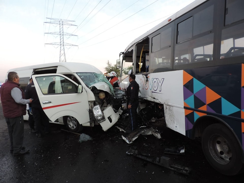 Choque entre camión y combi deja 12 lesionados