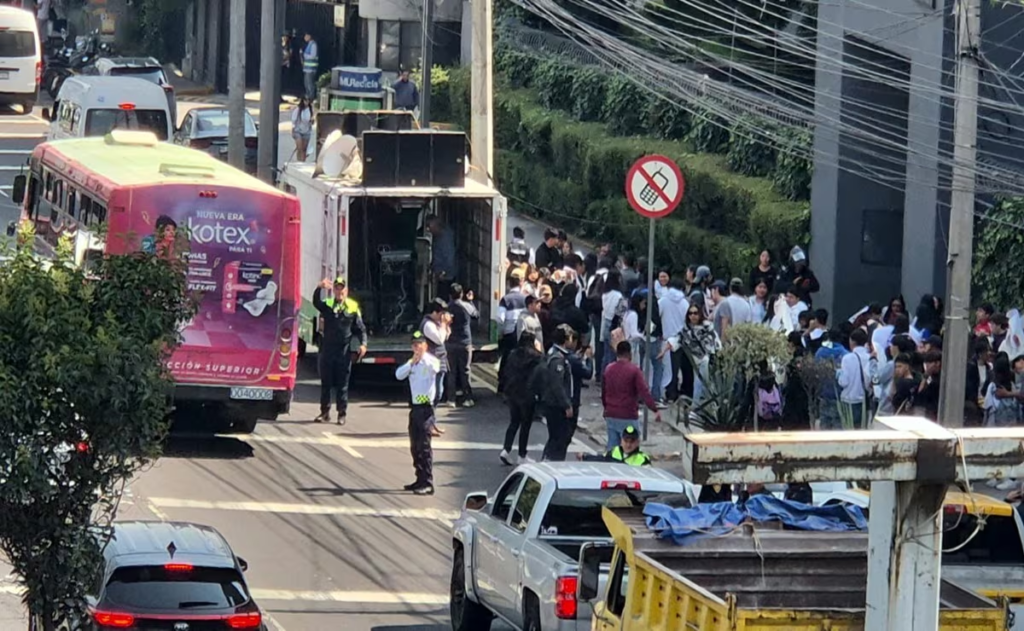 Estudiantes de FNERRR bloquean Avenida Constituyentes