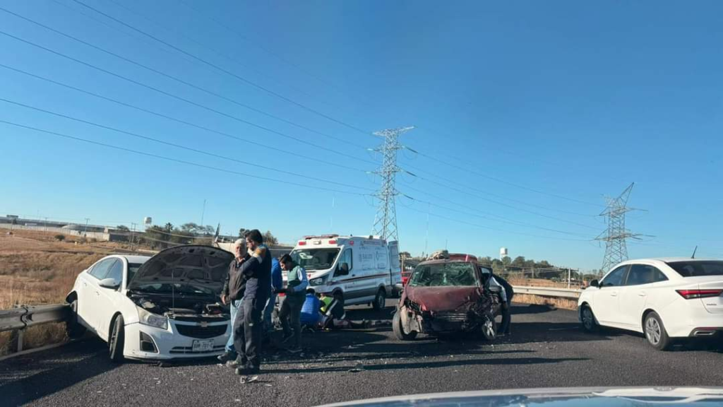 Choque en la 45 Norte deja a una mujer y a un bebé heridos