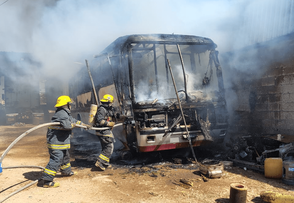 Se incendia autobús de pasajeros en taller mecánico