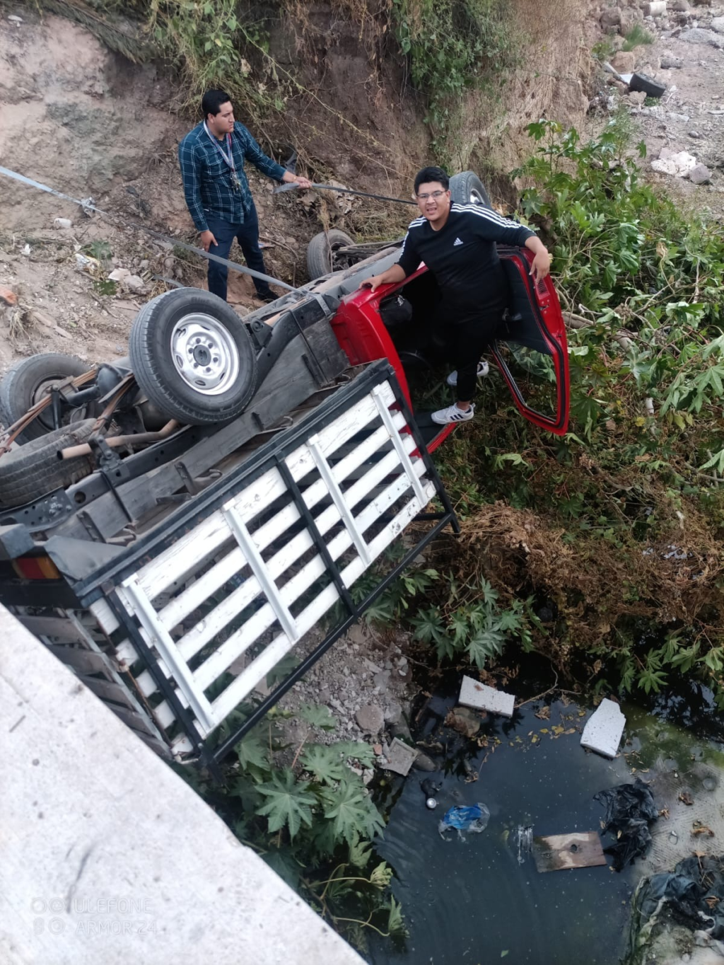 Camioneta cae en arroyo de cinco metros de profundidad en Real del Sol