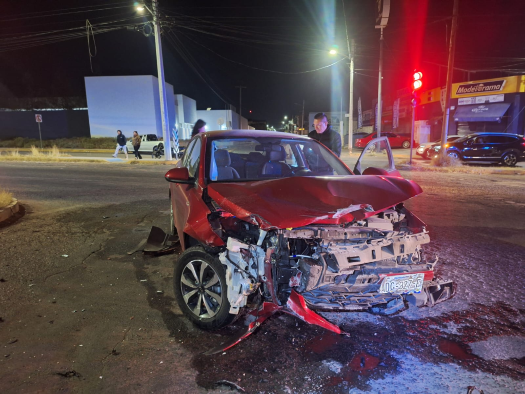 Mujer se pasa el alto y provoca accidente en Siglo XXI