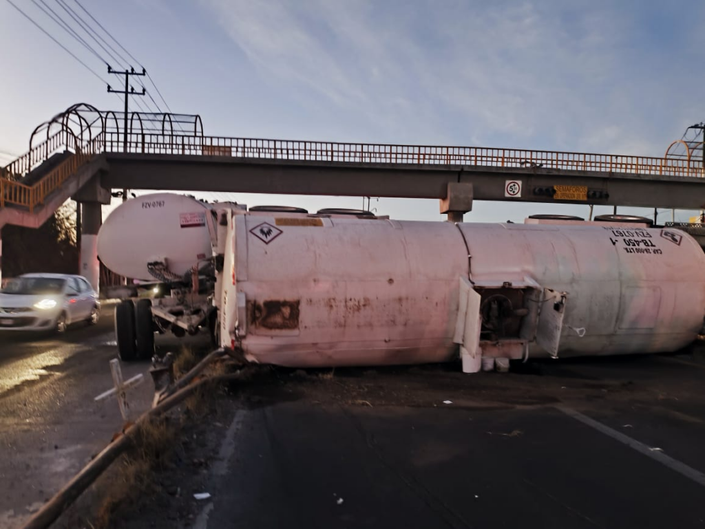 Vuelca pipa con diésel en la 45 Norte