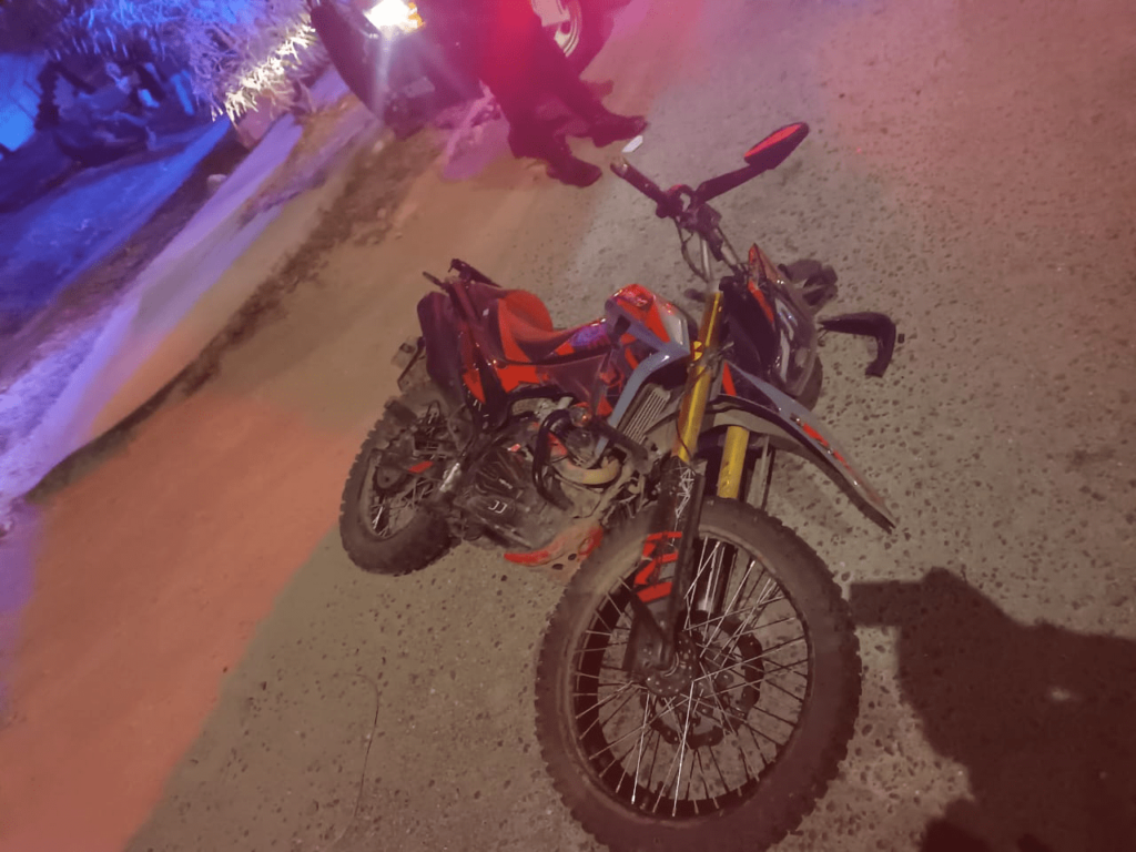 Choque entre vehículo y motocicleta deja dos heridos