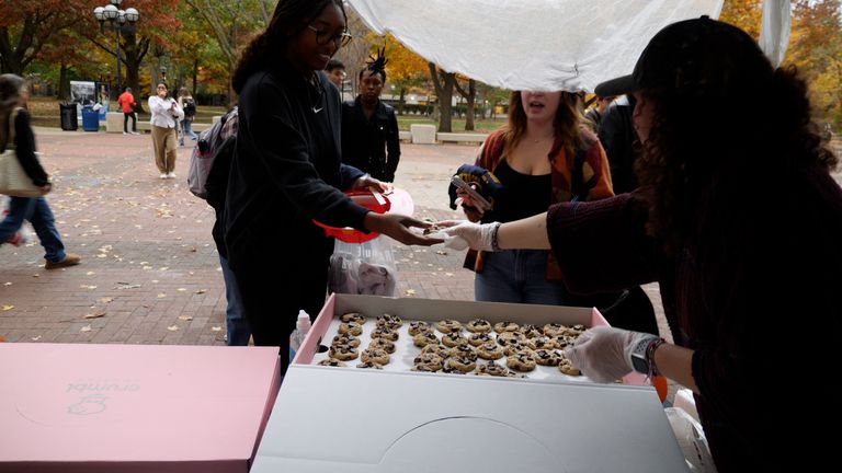 Votantes en Pennsylvania son premiados con galletas, cerveza y descuentos