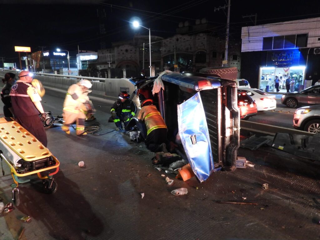 Aparatoso choque-volcadura entre dos camionetas en la Fátima dejó un lesionado de consideración