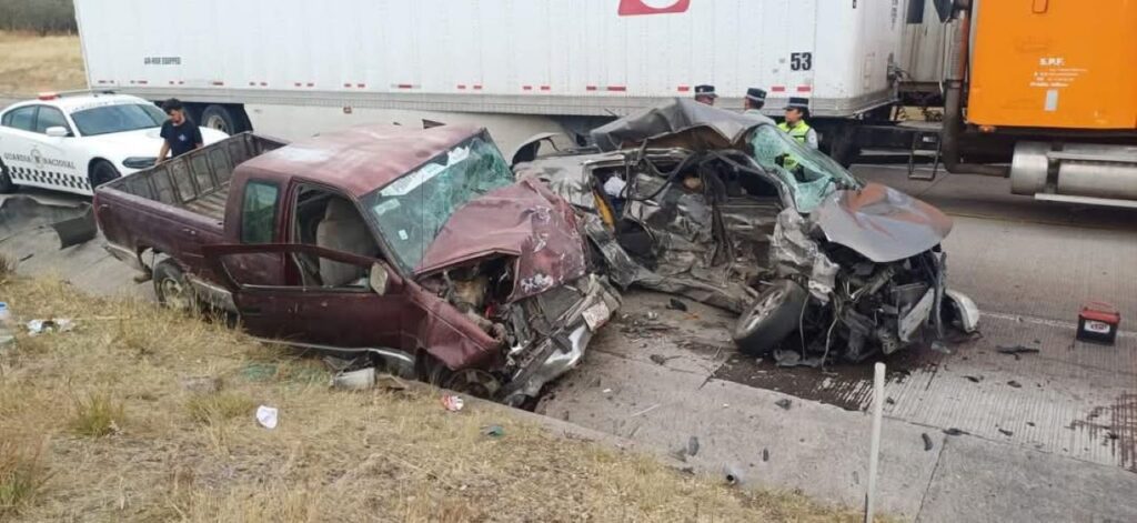 Un muerto y tres lesionados tras fuerte choque entre una camioneta y un auto con placas de Aguascalientes