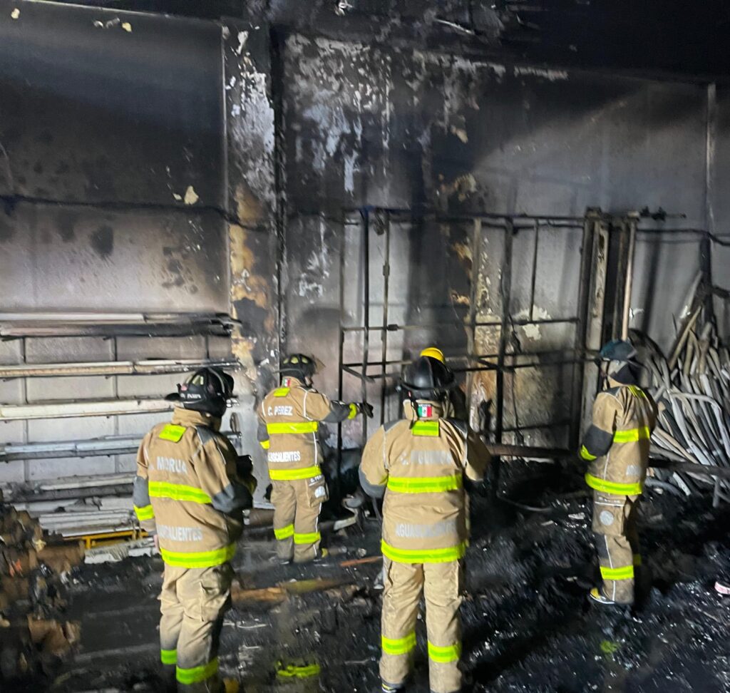 Corto circuito provocó incendio en una fábrica de persianas en la zona Centro