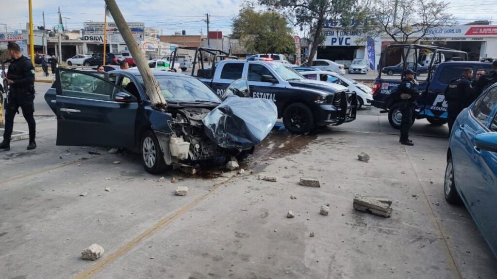 Tras persecución policías estatales detuvieron a automovilista que se estrelló contra un poste