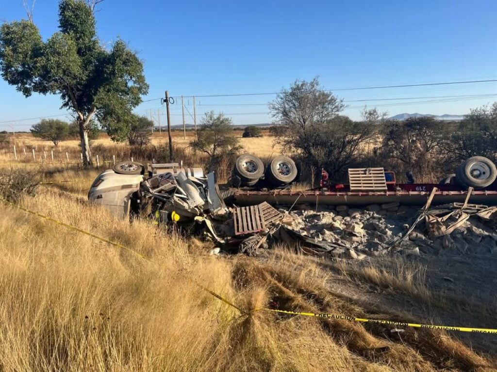 Chofer de tráiler que salió de Aguascalientes murió tras volcadura en Ojocaliente, Zacatecas