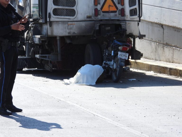 Motociclista murió tras brutal choque contra una barredora del Departamento de Limpia