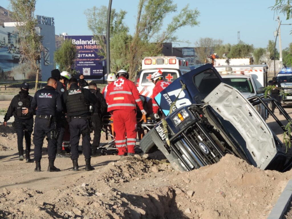 Vehículo de la Policía Estatal cae a una zanja