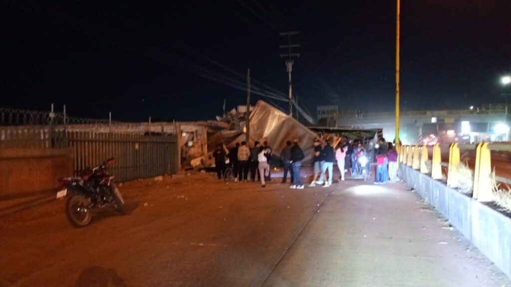 Tráiler cae de un desnivel y se impacta contra dos inmuebles en Jesús María