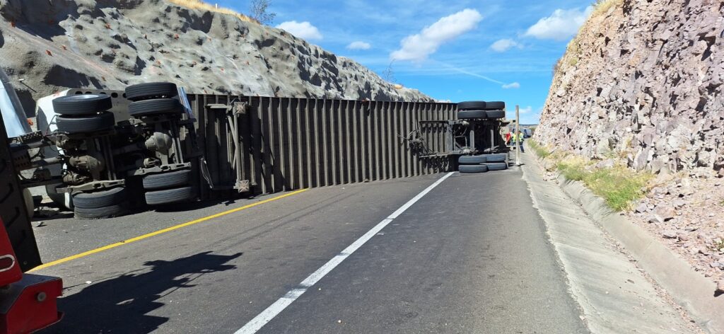 Volcadura de tráiler deja un herido en Jesús María