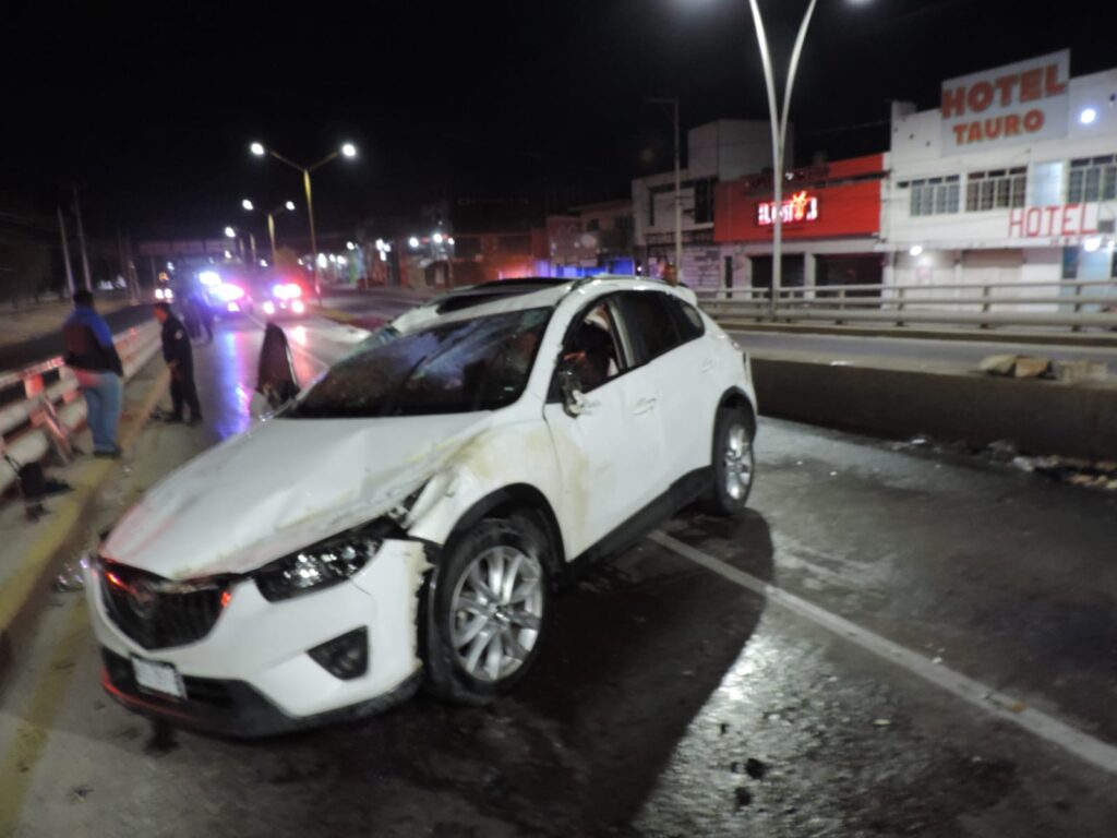 Borracho sale ileso tras volcadura  en calles del oriente de la ciudad