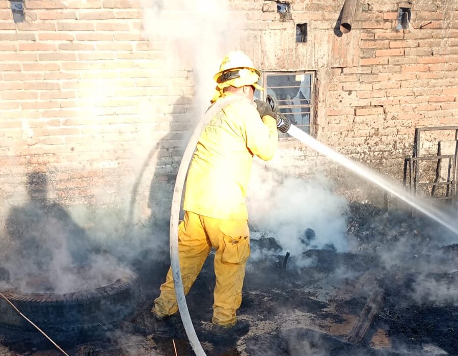 Se incendia pensión de vehículos en la Colonia El Obraje