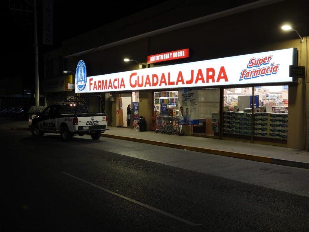 Asalta lacra a una farmacia