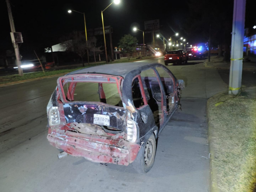 Conductor que iba a exceso de velocidad se estrella contra un auto estacionado