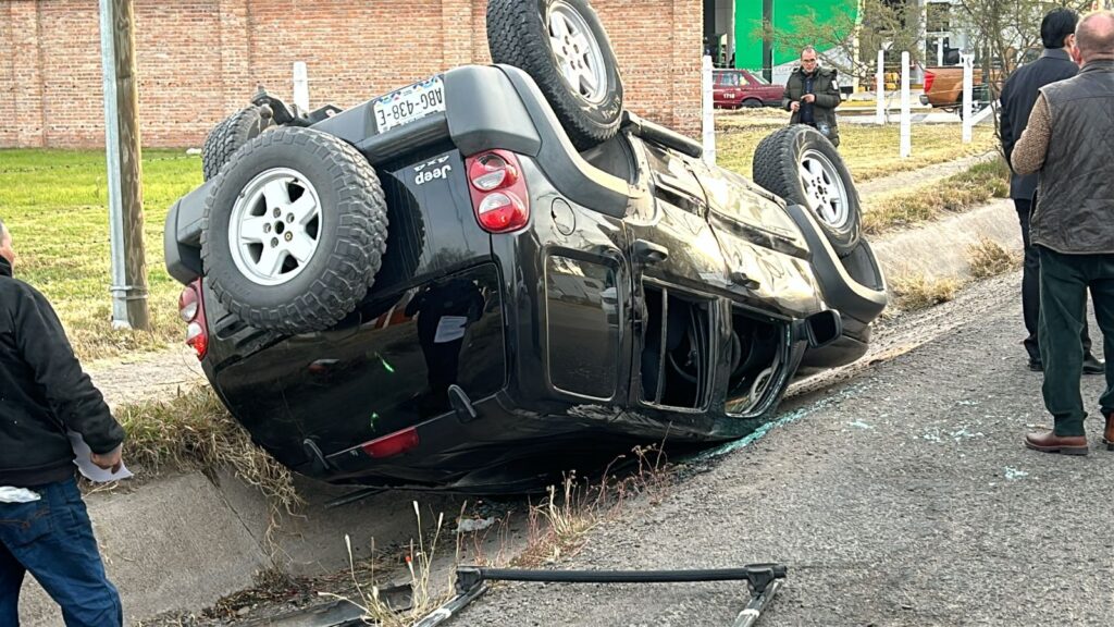 Aparatoso choque-volcadura entre una camioneta y un auto en Jesús María deja un lesionado