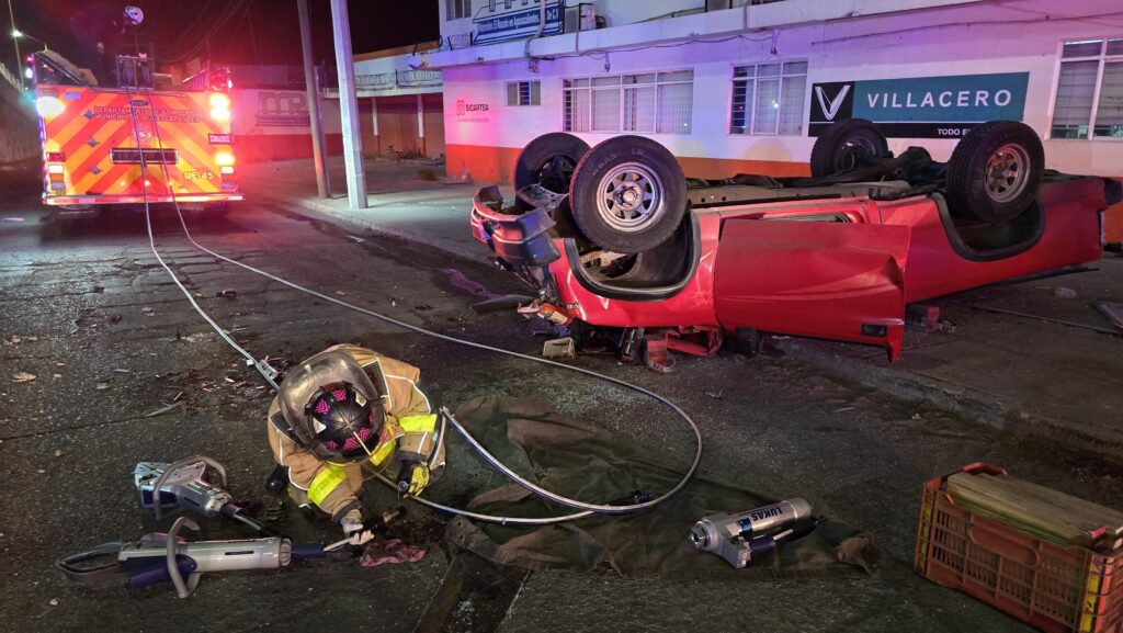 Camioneta cayó del puente vehicular en la colonia Ojo de Agua y el conductor logró sobrevivir