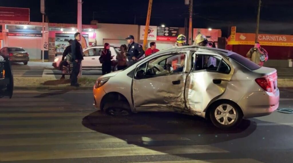 Dos lesionados deja aparatoso choque entre dos autos en la salida a Calvillo