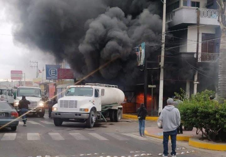 Arde bodega de ropa en Villa Garras