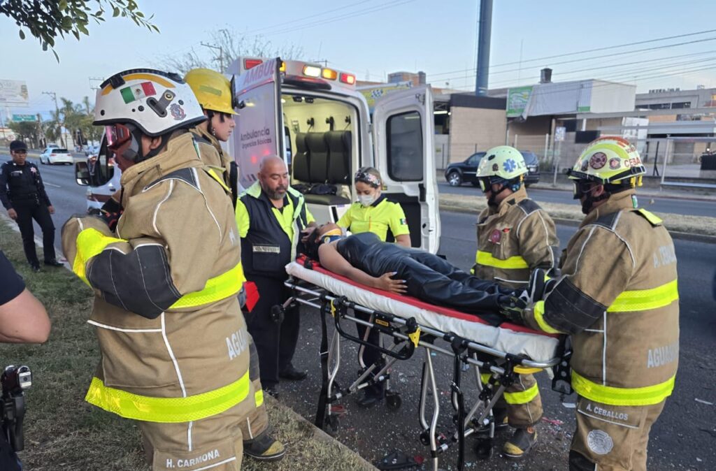 Una joven queda atrapada tras aparatoso accidente en Jardines de las Bugambilias